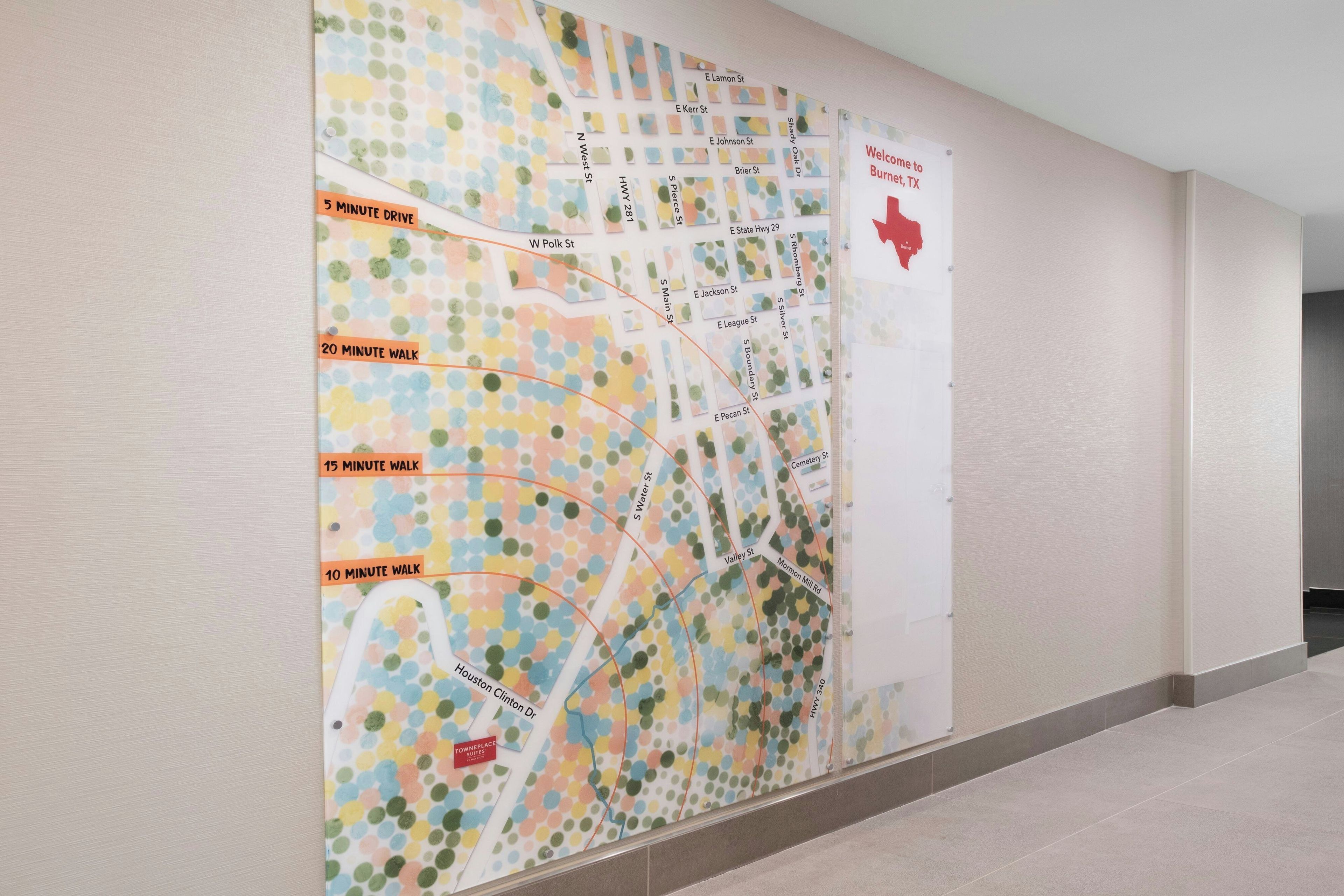 Un mapa mural con nombres de calles y distancias a diferentes lugares.