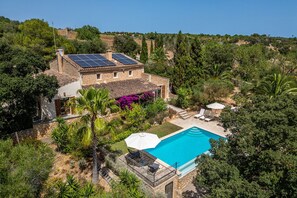 A house with a swimming pool, surrounded by lush greenery and a hilly landscape. - Finca with pool in Can Treupoc, Porto Cristo (Manacor (Porto Cristo))