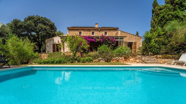 A swimming pool with a stone building in the background. - Finca with pool in Can Treupoc, Porto Cristo (Manacor (Porto Cristo))