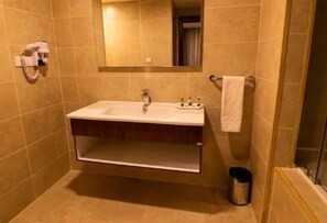 Hair dryer, towels, soap, toilet paper - Hotel Touat Adrar (Adrar)