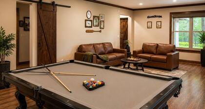 Lakefront Luxury Private Dock, 5 bedrooms,Giant Game Rooms, Theater & Hot Tub