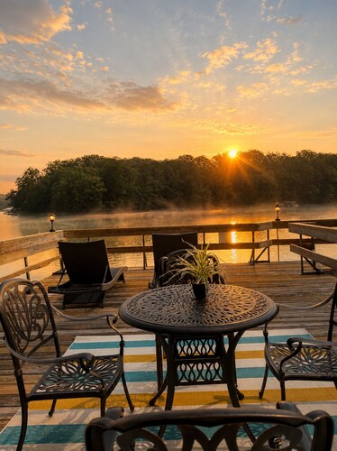  Lakefront Luxury  Private Dock, 5 bedrooms,Giant Game Rooms, Theater & Hot Tub