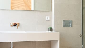 Standard Twin Room | Bathroom | Free toiletries, hair dryer, towels, soap