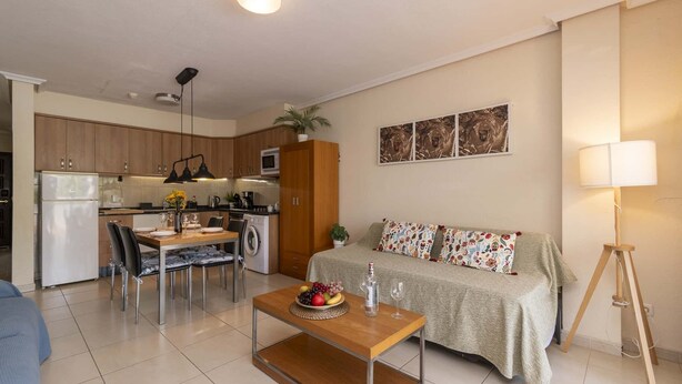 Eine moderne Wohnung mit Essbereich, Küche und Wohnzimmer.