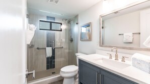Condo, 2 Bedrooms, Balcony, Beach View | Bathroom