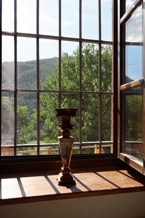 A window with a view of a mountainous landscape. - Palazzo degli Angeli Palace of Angels (Fivizzano)