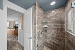 Bathroom - 2-bedroom condo with OCEAN VIEW, A/C, KING BED, STEPS AWAY FROM SAND (Oceanside)