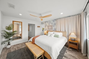 Room - 2-bedroom condo with OCEAN VIEW, A/C, KING BED, STEPS AWAY FROM SAND (Oceanside)