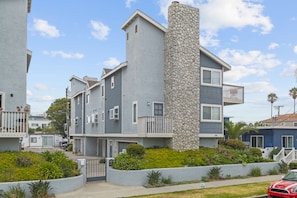 Exterior - 2-bedroom condo with OCEAN VIEW, A/C, KING BED, STEPS AWAY FROM SAND (Oceanside)