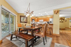Dining - 2BR Breckenridge Retreat | River Views, Pool & Hot Tubs Near Ski Lift (Breckenridge)