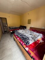 Barraca básica, vista para a montanha