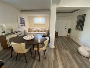 Smart TV - Cozy 2 Bed 2 Full Bath Unit in beautiful Coconut Grove with AC (Miami)
