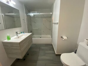 Shower, hair dryer, towels, soap - Cozy 2 Bed 2 Full Bath Unit in beautiful Coconut Grove with AC (Miami)