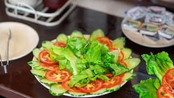 Uma salada fresca com alface, pepino e rodelas de tomate.