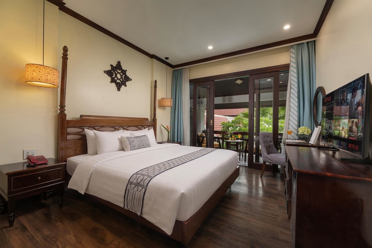 Habitación Deluxe doble, 1 cama doble, balcón, vistas al jardín | Minibar, caja fuerte, escritorio y espacio para trabajar con un portátil