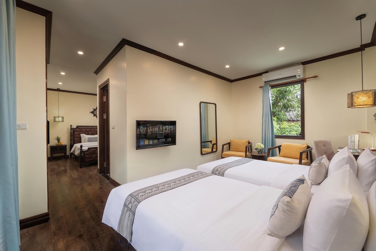 Habitación cuádruple familiar, vistas al jardín | Minibar, caja fuerte, escritorio y espacio para trabajar con un portátil
