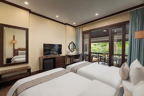 Habitación Deluxe, varias camas, balcón, vistas al jardín