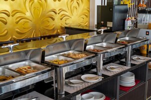 Un'impostazione a buffet con diverse postazioni di servizio, ognuna con una varietà di piatti.