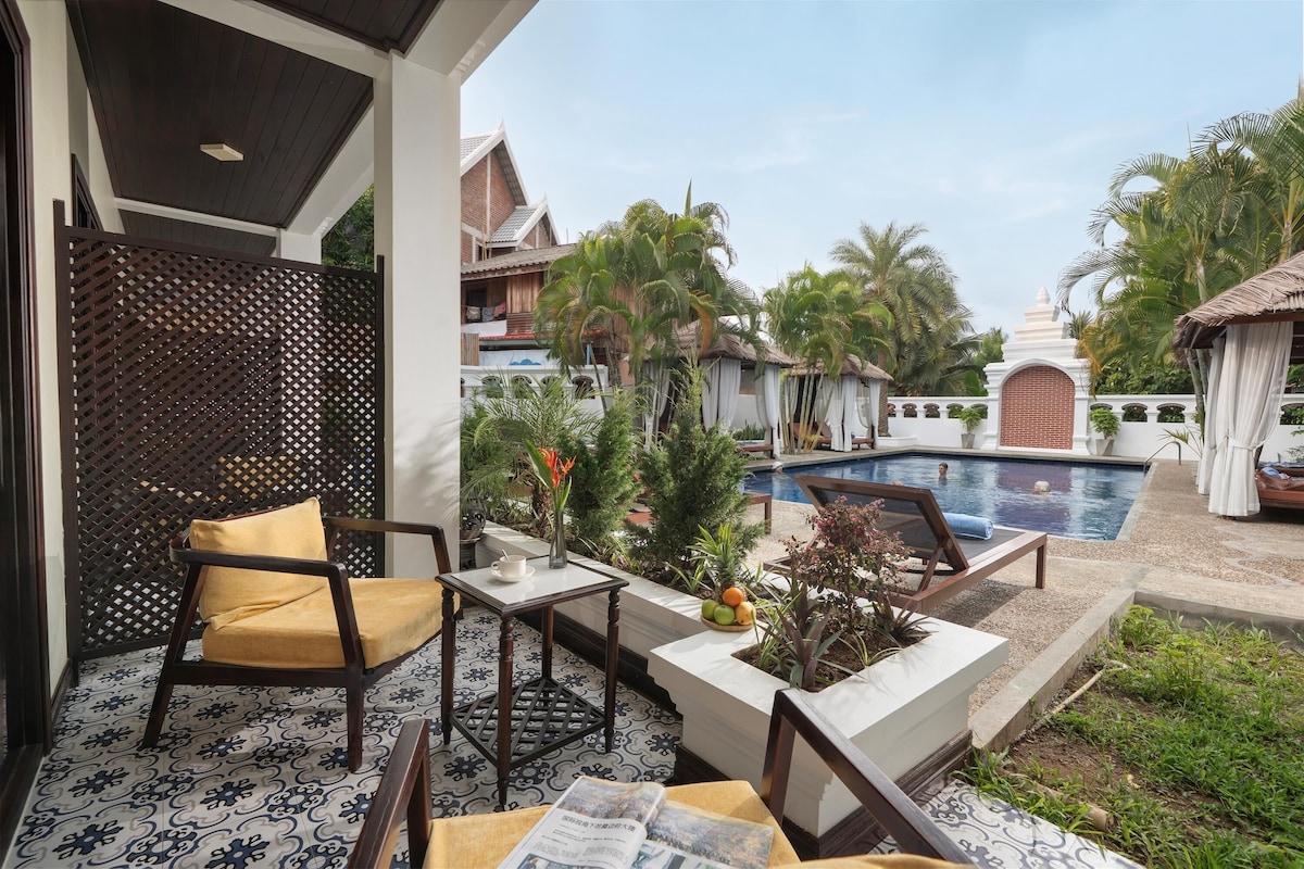 Habitación ejecutiva, vistas a la piscina | Minibar, caja fuerte, escritorio y espacio para trabajar con un portátil
