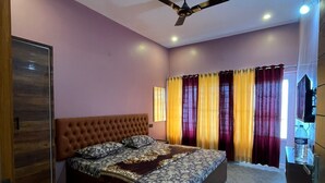 Un dormitorio con cama, ventilador de techo y puerta.