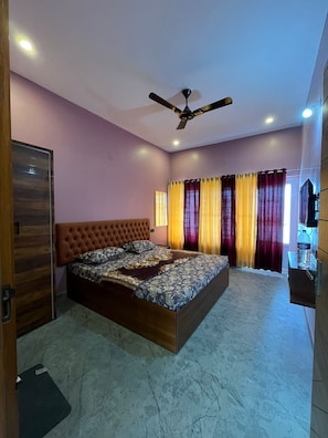 Desk, laptop workspace, WiFi (free) - Joe Homestay (Kodaikanal)