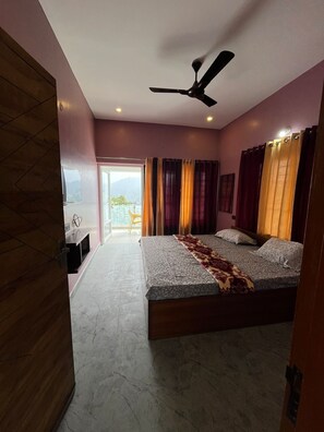 Desk, laptop workspace, WiFi (free) - Joe Homestay (Kodaikanal)