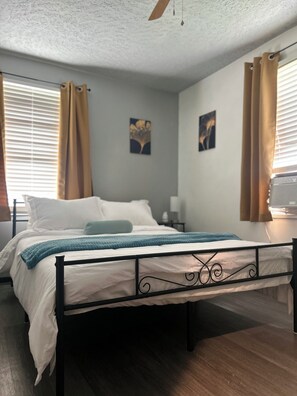 Room - Cozy 2-bedroom house in charming Indianapolis with AC (Indianapolis)
