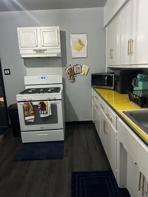 Private kitchen - Cozy 2-bedroom house in charming Indianapolis with AC (Indianapolis)