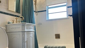 Unclassified image, 3 of 29, button - Cozy 2-bedroom house in charming Indianapolis with AC (Indianapolis)
