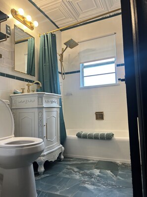 Bathroom - Cozy 2-bedroom house in charming Indianapolis with AC (Indianapolis)