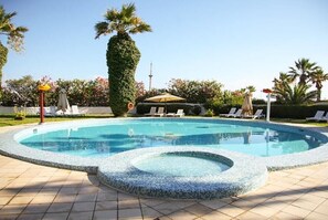 Una piscina al aire libre de temporada