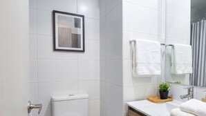 Apartament estàndard, 2 dormitoris, aire condicionat | Bany | Dutxa, assecador de cabells, tovalloles i paper higiènic 