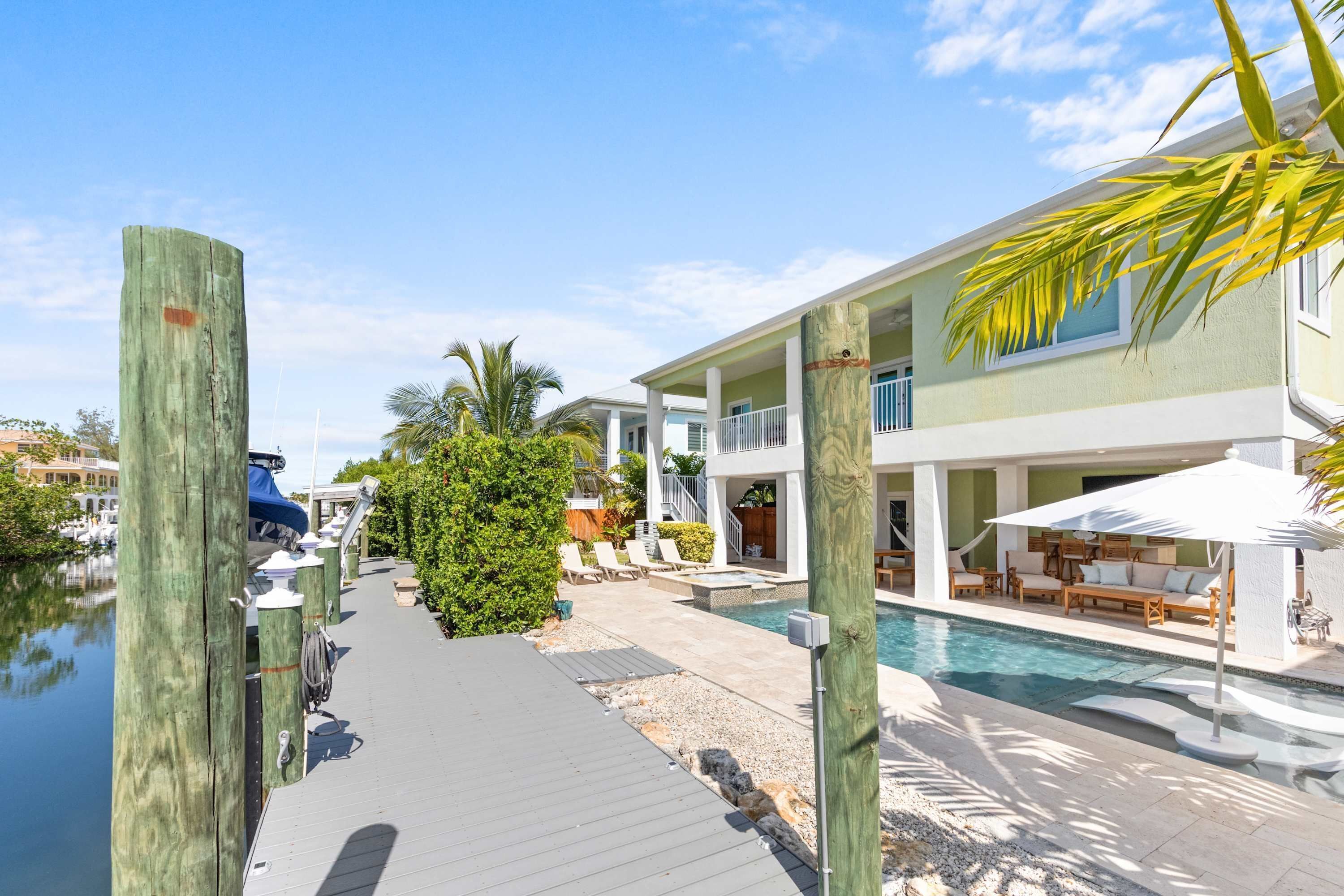 Ein Resort mit Schwimmbad, Liegestühlen und einer Holzterrasse.