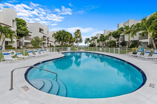 Sandbar Serenade Private Beach Heated Pool Key Colony Beach