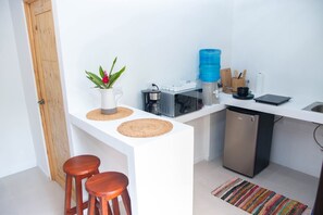 A compact kitchenette with a coffee maker, water dispenser, and a small refrigerator. - Casita Ola Negra, just minutes from the beach—a cozy private studio for 2 people (Puerto Viejo de Talamanca)