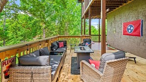 Eine Terrasse im Freien mit Feuerstelle, Sitzgelegenheit und einer Flagge.