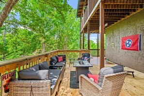 Eine Terrasse im Freien mit Feuerstelle, Sitzgelegenheit und einer Flagge.