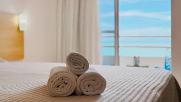 Apartment | In-room safe, laptop workspace, blackout drapes, WiFi (free)