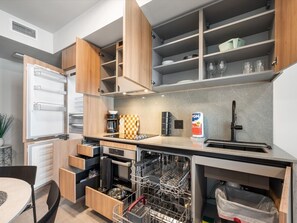 Eine moderne Küche mit eingebauten Geräten, Holzschränken und einem Geschirrspüler.