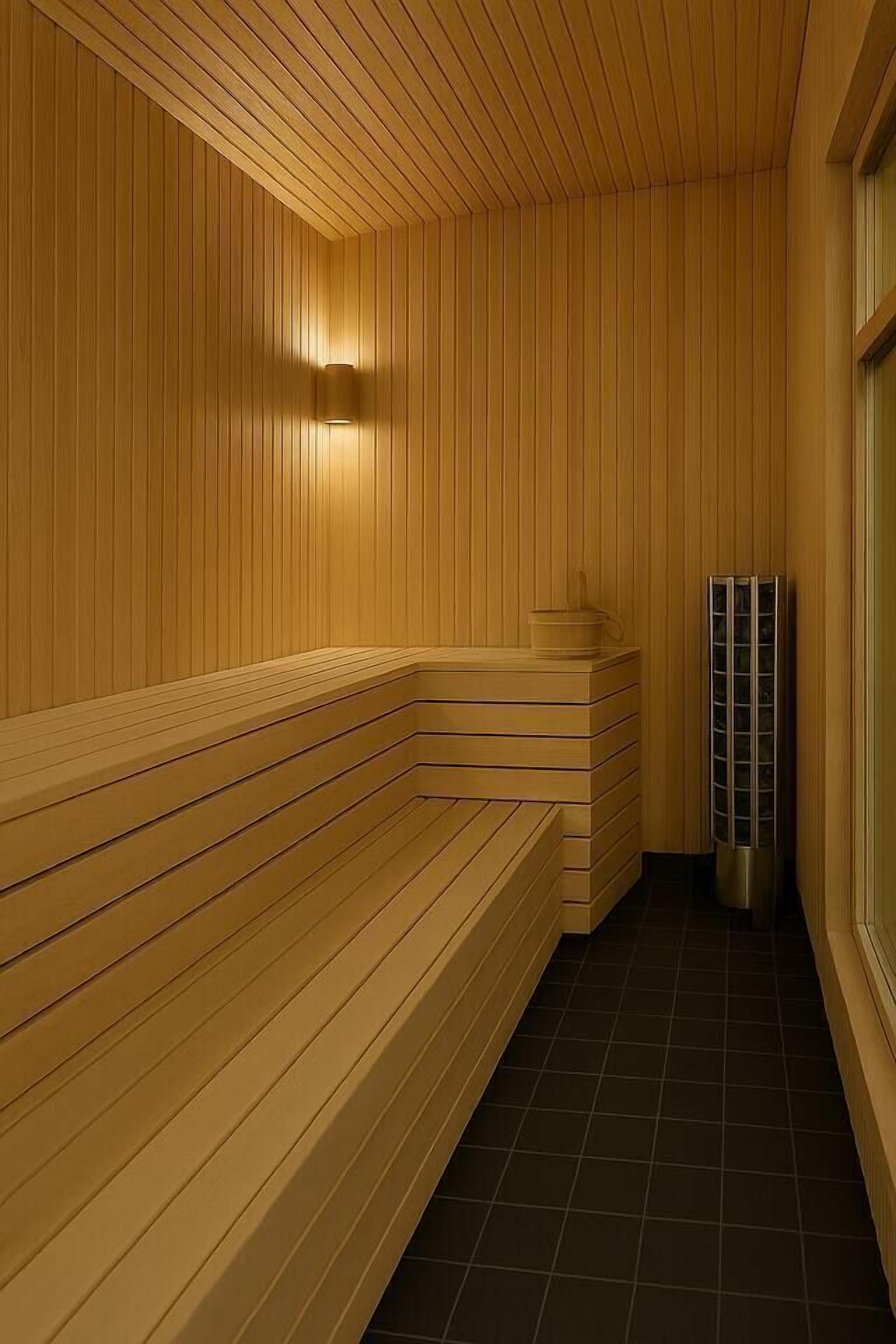 Eine Sauna mit Holzbänken und einer Glastür.