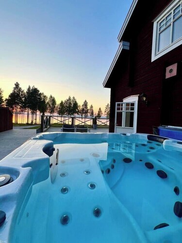Lakefront Villa in Tällberg with Sauna & Jacuzzi