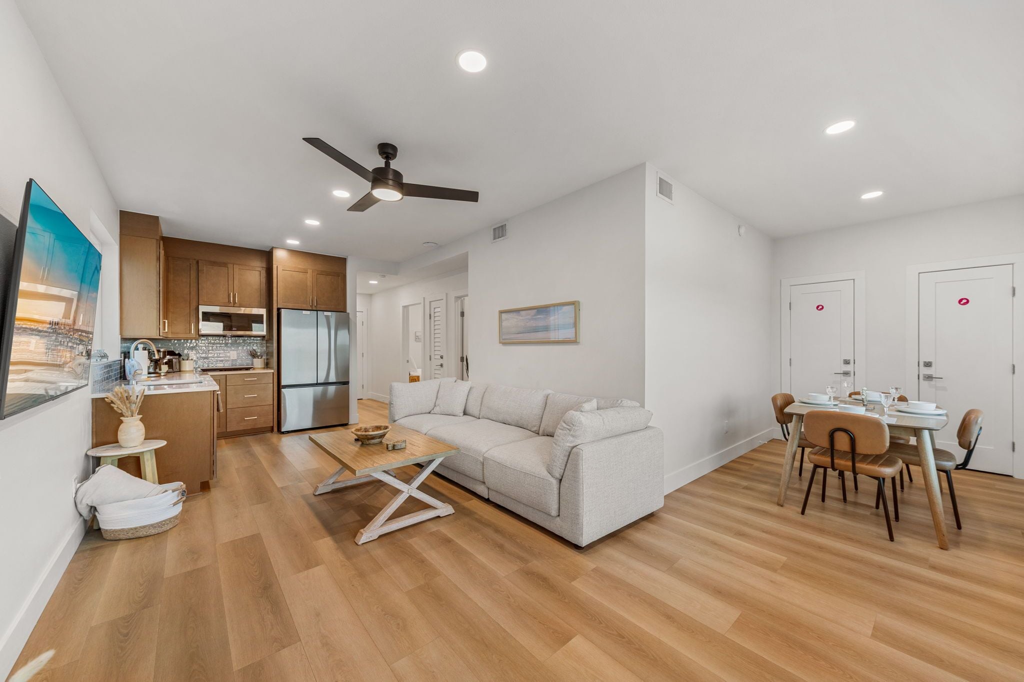 Eine moderne Wohnung mit Küche, Essbereich und Wohnzimmer.