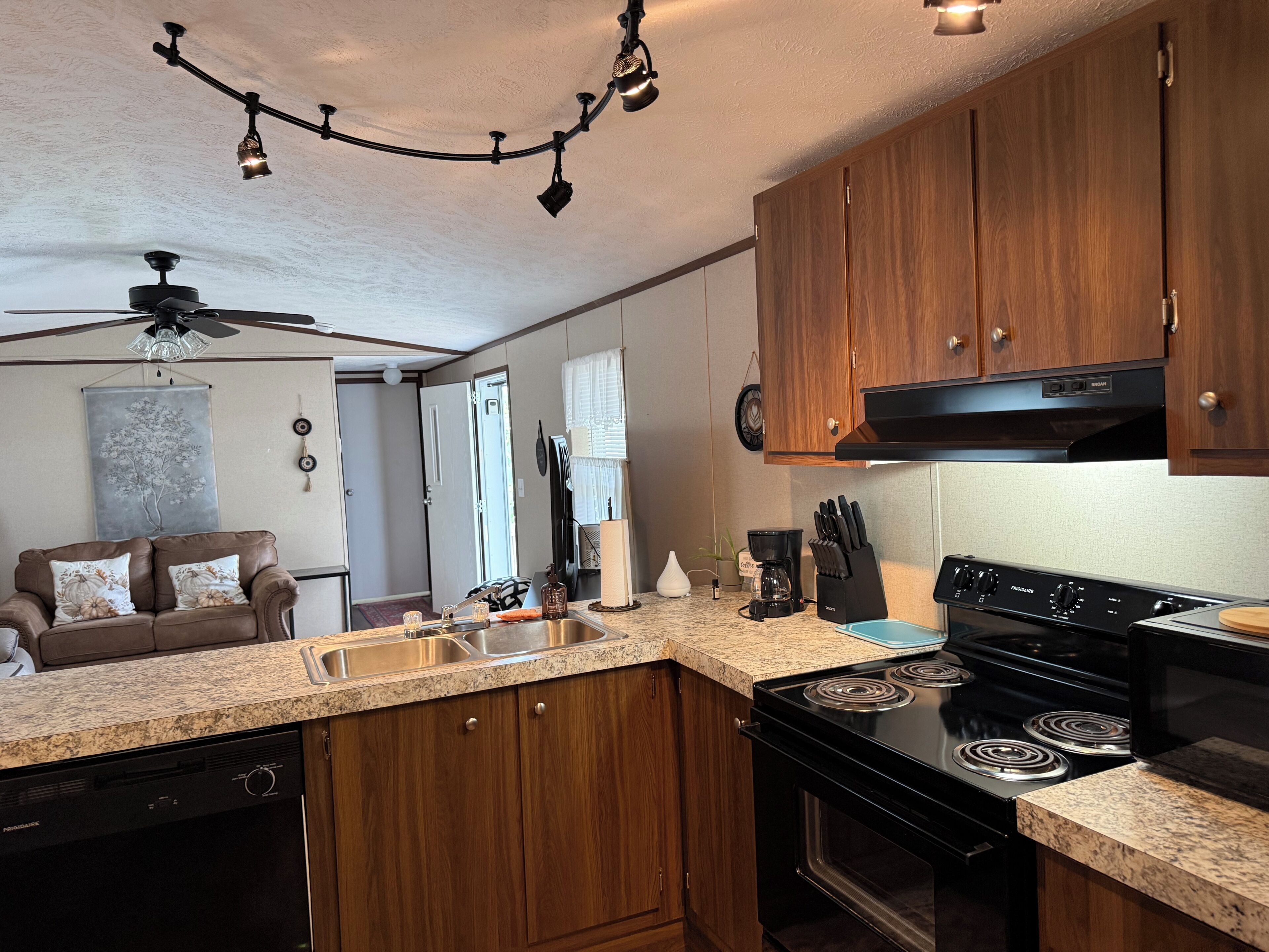 Coffee/tea maker, fridge, microwave, oven