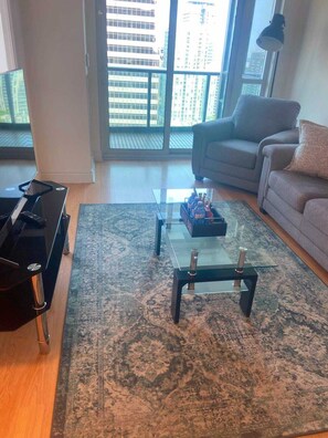 Smart TV - Modern 22nd-Floor Condo Steps from Subway (Toronto)
