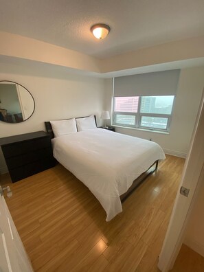 Iron/ironing board, free WiFi, bed sheets - Modern 22nd-Floor Condo Steps from Subway (Toronto)