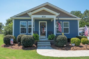 A residential house with a number 470 sign, a front porch, and two American flags. - The Sweet Retreat is an amazing 3-bed/3 bath home in Concord, NC! (Concord)