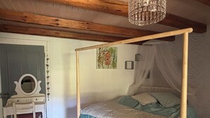 Iron/ironing board, internet, bed sheets