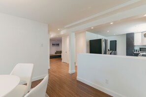 Un appartement moderne comprenant une cuisine, un coin repas et un salon avec un canapé.