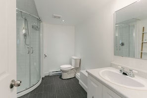 Bathroom - A quiet, fully equipped apartment located a 10-minute walk from Mascouche Nature Park (Mascouche)