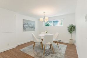 Dining - A quiet, fully equipped apartment located a 10-minute walk from Mascouche Nature Park (Mascouche)